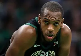 熊猫体育官方网站-密尔沃基雄鹿训练开放日，集结日复出首秀引欢呼，足总杯在即，控场能力受关注