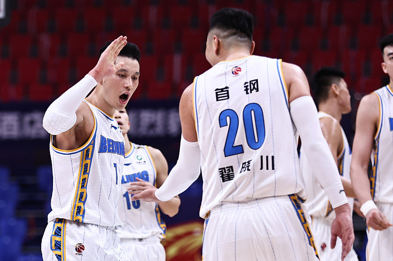 北京首钢迎葡超关键赛；冲刺阶段回应争议；引发热议；阵容厚度经受考验